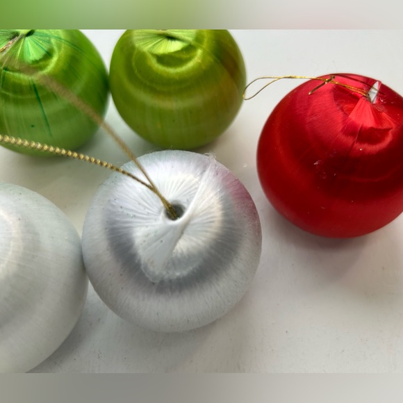 Vintage silk satin thread bauble Christmas ornaments red gold green lot of 6 - Picture 2 of 4